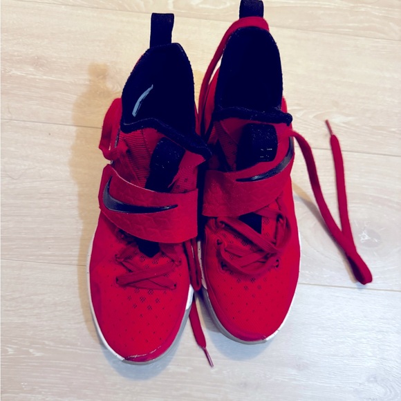 LeBron basketball shoes - Picture 1 of 5